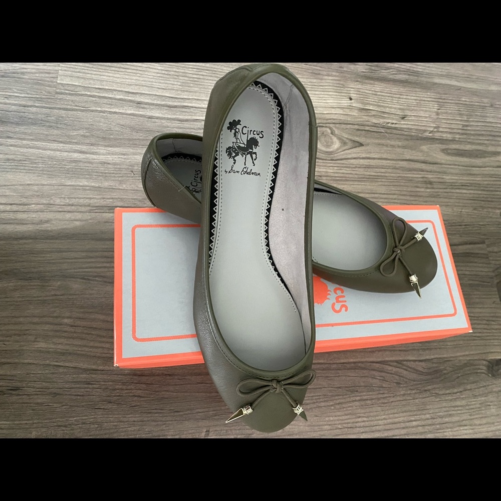 Sam Edelman Circus olive green ballet flats with a bow and spikes at the tips.